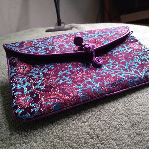 Violet floral designer clutch type handbag - Picture 3 of 6